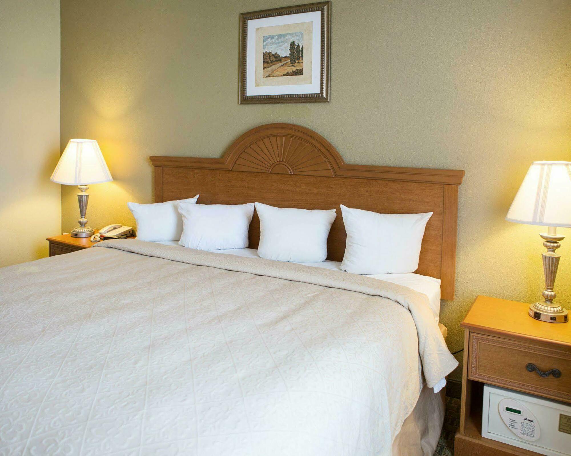 Sonesta Essential Лапорт Экстерьер фото